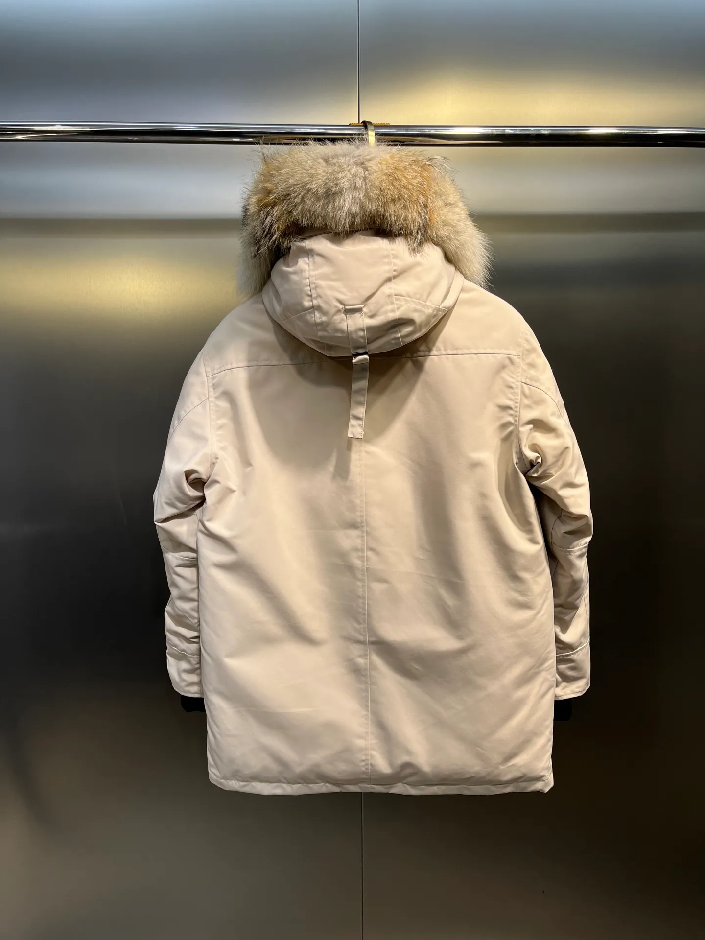 P860 Canada Goose model 06, the same model as the famous star, men's and women's models, with cold-proof flannel on the collar, close to the head and neck, comfortable and warm! The fabric is made of high-density nano-level waterproof fabric, which is windproof and wear-resistant and has a certain thickness! Seamless threaded cuffs! Avoid hard knots! It doesn’t matter how low the temperature is this winter, one piece is enough. I’ll give you the wind and temperature! Contains pure duck down, sufficient quantity, unique fashion design + waterproof craft fabric + big brand YKK double zipper pullers, real photos, upright style quality, regardless of the external standard and the internal content, you can feel free to compare it with the softer, easier to wrinkle and lighter version on the market!  size：s-xxl